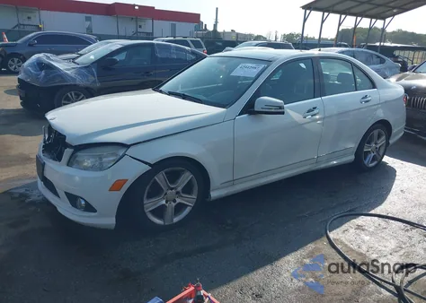 2010 Mercedes-Benz C 300 Luxury 4Matic/Sport 4Matic z USA, uszkodzony, nr VIN WDDGF8BBXAF433131